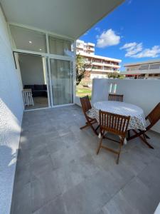 patio con mesa y sillas en el balcón en Villagrande en Villajoyosa