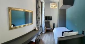 een kamer met een spiegel, een bed en een stoel bij Arbostora Charme Hotel in Morcote