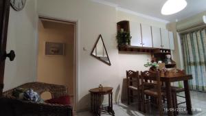 Διαμέρισμα στο Κέντρο της Χίου في خيوس: غرفة معيشة مع طاولة وكرسي