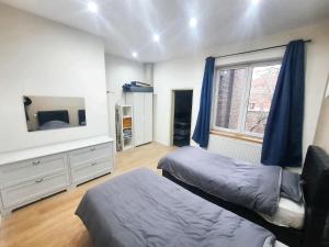 - une chambre avec 2 lits et une grande fenêtre dans l'établissement One bedroom apartement with wifi at Molenbeek Saint Jean, à Bruxelles