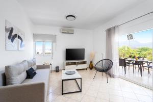 TV a/nebo společenská místnost v ubytování Plumeria Apartment Sitia