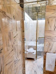 ein Bad mit einer Dusche und einem Waschbecken in der Unterkunft Appartement d'une chambre avec wifi a ParisEL in Paris