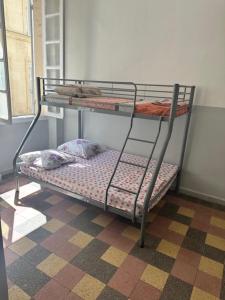 ein Etagenbett aus Metall mit Kissen auf dem Boden in der Unterkunft Hotel SHEFFA in Marseille
