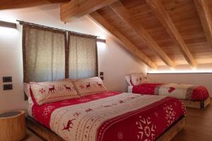 卡斯泰洛泰西諾的住宿－Chalet Grifone - Chalet Maso Vecchio nel cuore del Lagorai Trentino，一间卧室,配有两张床
