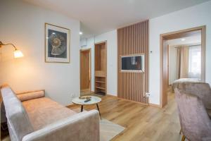 Μια τηλεόραση ή/και κέντρο ψυχαγωγίας στο Charming 2-bedroom apartment in the wider center of Bratislava