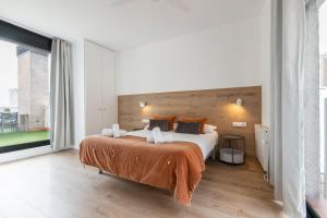 1 dormitorio con cama grande y ventana grande en Chic and Modern Apartments in Gracia, en Barcelona