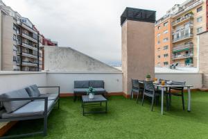 バルセロナにある11 Luminous and cozy apartment in Graciaのバルコニー(屋上のテーブルと椅子付)