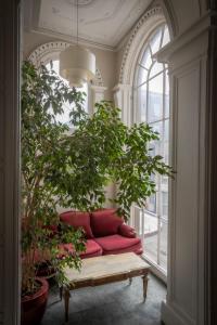 un divano rosso in una stanza con finestra di Albany House a Dublino