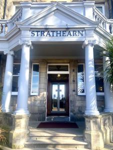 um edifício com um sinal que diz estratetrearina em The Strathearn Hotel em Fife
