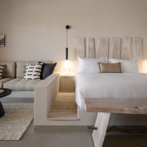 馬特魯港的住宿－Marmarica Boutique Cabana's - Ras El Hekma - North Coast，一间卧室配有一张大床和一张沙发