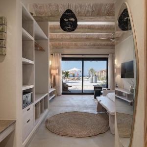 ein Wohnzimmer mit einem Spiegel und einem Sofa in der Unterkunft Marmarica Boutique Cabana's - Ras El Hekma - North Coast in Marsa Matruh