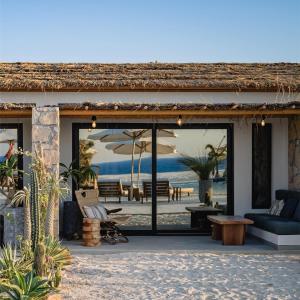 馬特魯港的住宿－Marmarica Boutique Cabana's - Ras El Hekma - North Coast，房屋设有可欣赏海滩美景的庭院