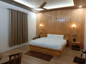 カナタルにあるMemento Vivereの木製の壁のベッドルーム1室(ベッド1台付)