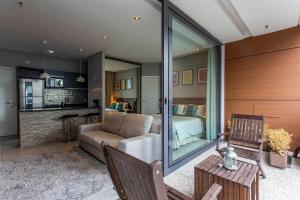 un salon avec un canapé et une chambre dans l'établissement FL Residence, à São Paulo