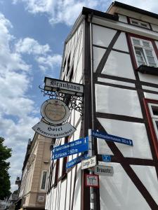 un letrero de la calle en el lateral de un edificio en Hotel Brauhaus Bückeburg, en Bückeburg