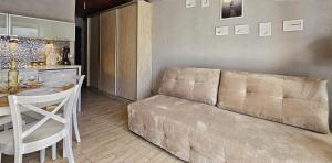 Posedenie v ubytovaní Holiday Home SLAVIA NEW 11 z antresolą i balkonem przy plaży