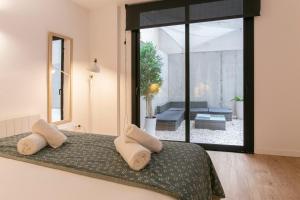 เตียงในห้องที่ Chic and Modern Apartments in Gracia