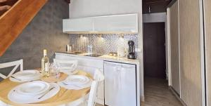 Kuchyňa alebo kuchynka v ubytovaní Holiday Home SLAVIA NEW 11 z antresolą i balkonem przy plaży