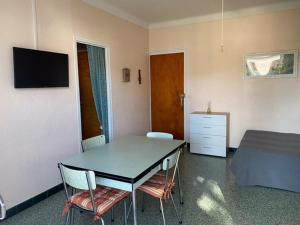 um quarto com uma mesa e cadeiras e uma cama em Studio Argelès-sur-Mer, 1 pièce, 4 personnes - FR-1-388-209 em Argelès-sur-Mer