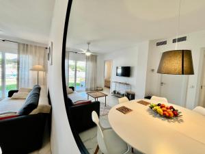 TV a/nebo společenská místnost v ubytování 2 bedroom apartment walking distance to the beach