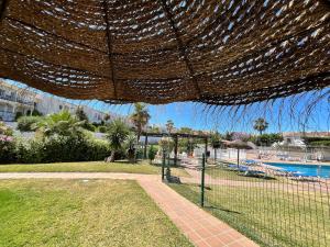 Bazén v ubytování 2 bedroom apartment walking distance to the beach nebo v jeho okolí