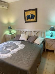 sypialnia z dużym łóżkiem i dwoma szafkami nocnymi w obiekcie Villa Alexandra Calpe w mieście Calpe