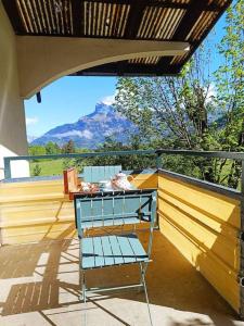 una silla en el balcón con vistas a la montaña en La Maison des Praz, en Saint-Gervais-les-Bains