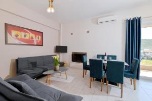 uma sala de estar com um sofá e uma mesa em Stork Apartments em Vivári