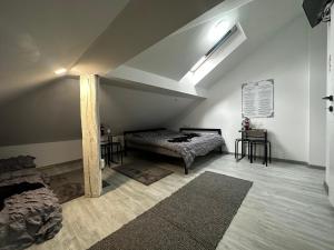 um quarto no sótão com uma cama e uma mesa em Vila Ana 2 Untold em Cluj-Napoca