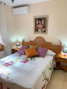 sypialnia z łóżkiem i obrazem na ścianie w obiekcie Villa Alexandra Calpe w mieście Calpe +37 zdjęć