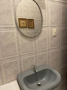 une salle de bain avec un lavabo et un miroir dans l'établissement Santa Teresa RJ, à Rio de Janeiro 25 autres photos