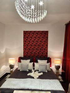 コロニア・デ・サン・ペレにあるVilla Galeria Verdeのベッドルーム1室(大型ベッド1台、シャンデリア付)