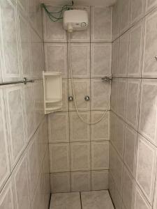 une salle de bain avec douche et distributeur de savon dans l'établissement Santa Teresa RJ, à Rio de Janeiro