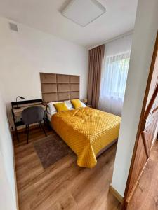 sypialnia z łóżkiem i biurkiem w obiekcie Wilga Leśne SPA w Solcu-Zdroju