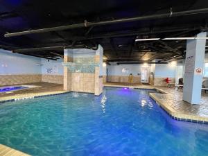 ein Pool in einem Hotel mit blauem Wasser in der Unterkunft Oceanfront 2BR King Suite Atlantica Resort in Myrtle Beach