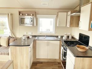 Kuchyň nebo kuchyňský kout v ubytování Lovely 8 Berth Caravan At Heacham Beach Park In Norfolk Ref 21029c