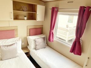 Postel nebo postele na pokoji v ubytování Lovely 8 Berth Caravan At Heacham Beach Park In Norfolk Ref 21029c