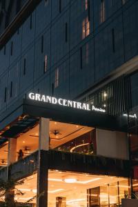 um edifício com um cartaz que diz Grand Central em Grand Central Premier em Medan