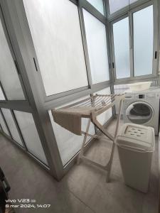 eine Waschküche mit einer Waschmaschine und einem Fenster in der Unterkunft Luisetta in Massafra
