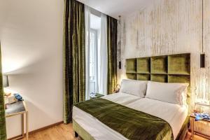 Un dormitorio con una cama grande y una ventana en Goldoni 47 en Roma