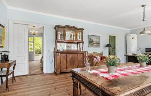 uma cozinha e sala de jantar com uma mesa de madeira em Lovely Home In Haderslev With Kitchen em Haderslev