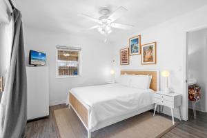 Un pat sau paturi într-o cameră la Island Beach Bungalow