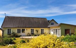 una casa gialla con tetto grigio di Amazing Home In Jonstorp With Kitchen a Jonstorp