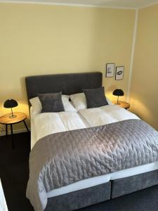 ein Schlafzimmer mit einem großen Bett mit zwei Tischen in der Unterkunft Boutique-Hotel Weigels Bergfreiheit in Winterberg