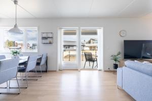 uma sala de estar com mesa e cadeiras em Nydelig selveier leilighet med gratis parkering på stedet em Alta