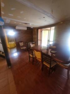 una sala da pranzo con tavolo e sedie in legno di Casa san rafael 2 pisos a Los Andes