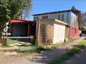 una casa con una puerta delante de ella en Casa san rafael 2 pisos en Los Andes