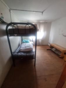 Tempat tidur susun dalam kamar di Casa san rafael 2 pisos