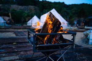 Gril dostupný pro hosty v luxury tent