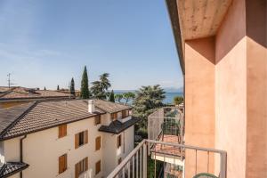 Blick vom Balkon eines Gebäudes in der Unterkunft Hotel Al Castello in Torri del Benaco